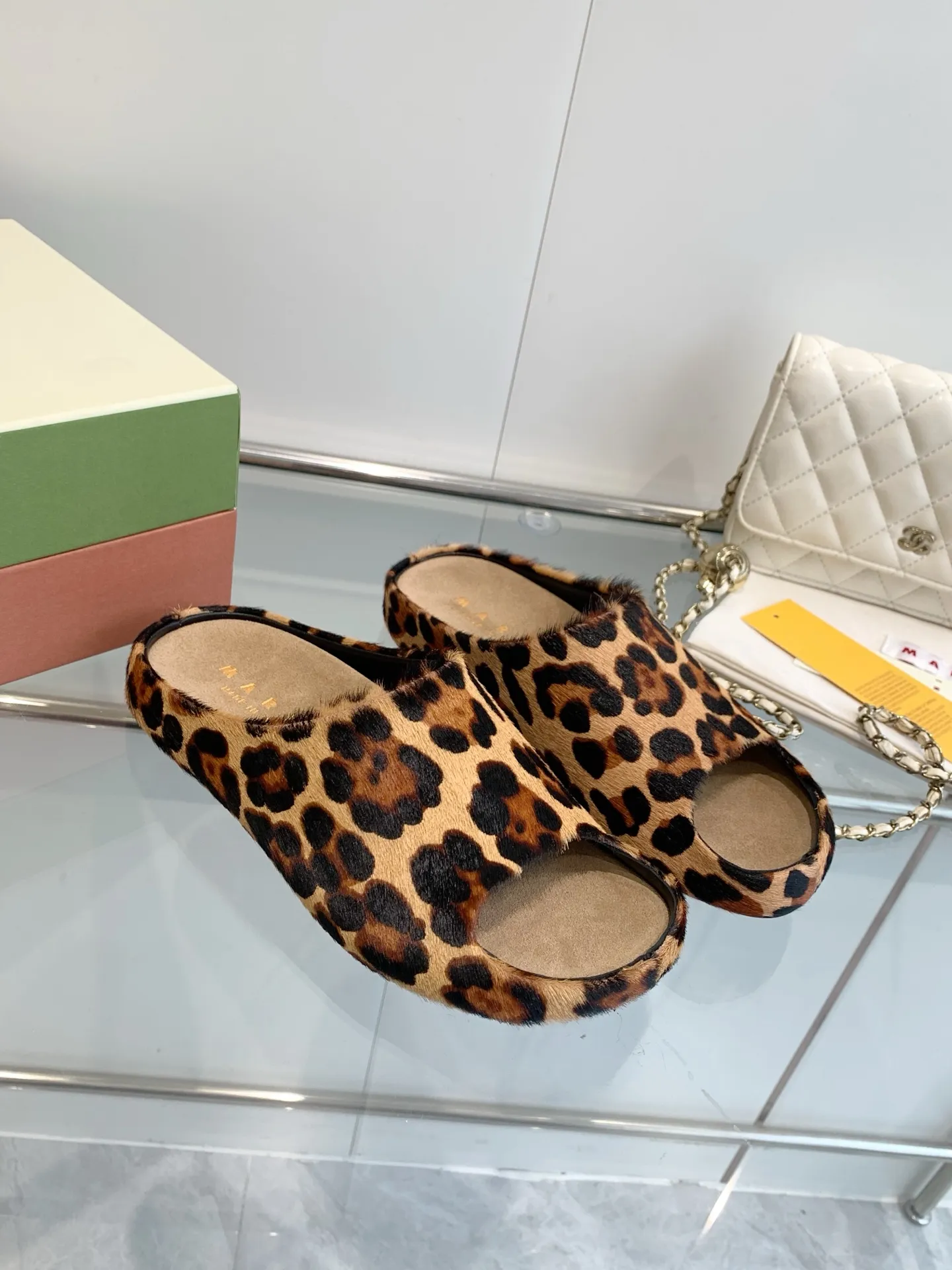 👟👟Ex-factory price 480👟👟 Men's size +10 Marni's new 🍌Banana slippers with mark thread hand-sewn LOGO, high-end style and cute footbed, MARNI's banana slippers are simply a fashion favorite to wear outside the home. You no longer have to worry about odor and foot sweat. Fabric: high mercerized cowhide suede. Lining: imported sheepskin lining. Foot pads: high mercerized cowhide suede. Outsole: Original molded rubber anti-slip outsole Female: 36-40 Male 40-46